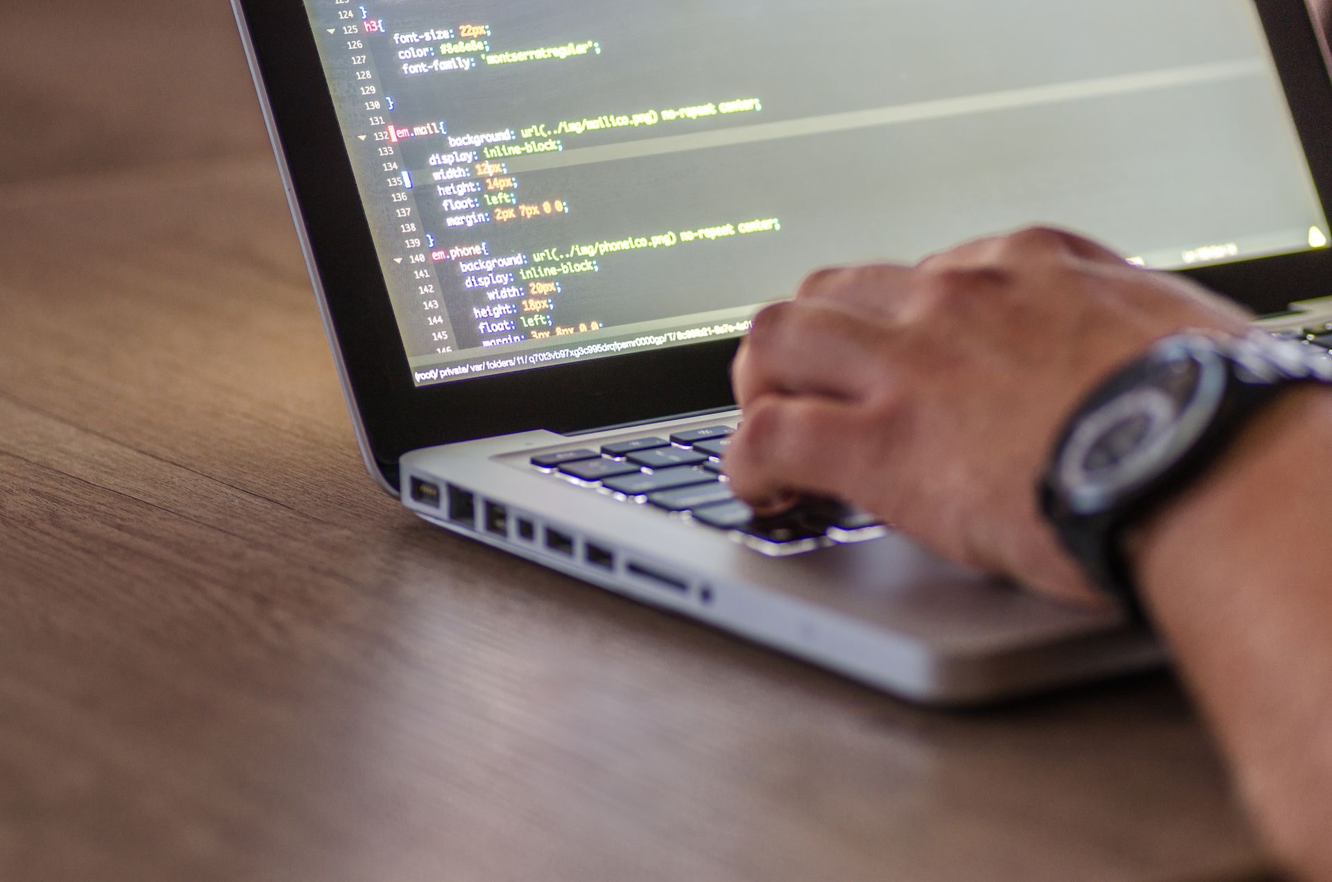 Entwickler tippt auf einem Laptop und bereitet einen Python-Aufruf der GPT-6-Astra-API vor