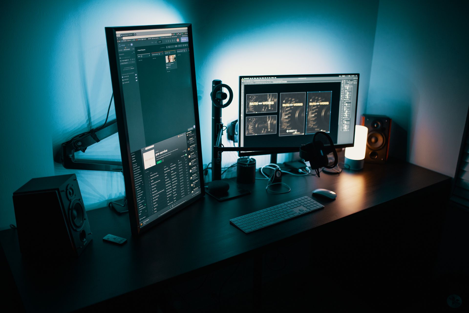 Bureau double écran avec clavier et souris Apple — poste de développement Mac mini