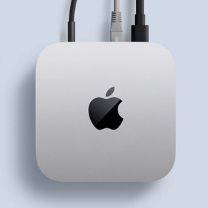 桌面上的 Mac mini 與顯示器，象徵 AI 程式設計工作站的記憶體選型