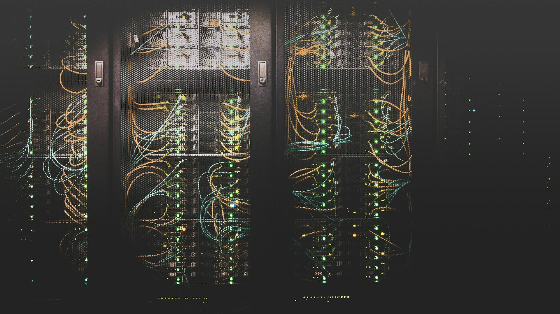 服务器机房与数据库节点，象征 AI Agent 记忆存储架构